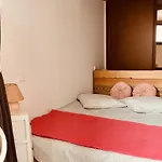 Aux Deux Cigognes Амершвир